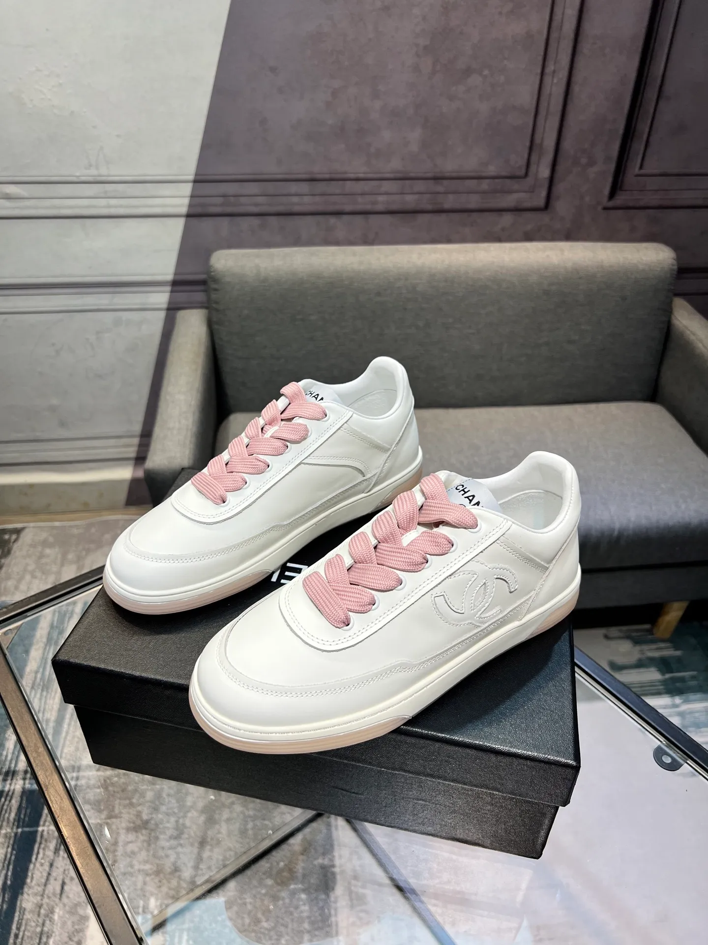Men's men's shoes 💰620 Exclusive real shot (top version) CHANEL Chanel's new panda sneakers Panda shoes Chanel 2025ss color matching thick-soled casual sports shoes sneakers Counter synchronization The counter is very popular Very difficult to buy a shoe The most popular thick-soled panda shoes on the Internet It is obvious that Xiaoxiang control cannot miss it Simple and versatile white shoes that have both good looks and comfort Thick sole increases height, is super versatile and can be worn with eyes closed😍Whoever wears it will look better. Upper: calfskin. Lining: imported sheepskin lining. Outsole: TPU original outsole. Size: 35-40 (customized for women 41 and 40)